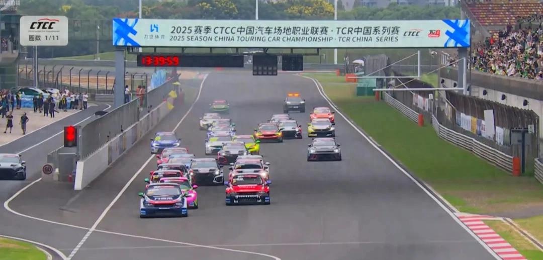 赛车热度飙升,网友热议不断 赛车热度飙升,网友热议不断