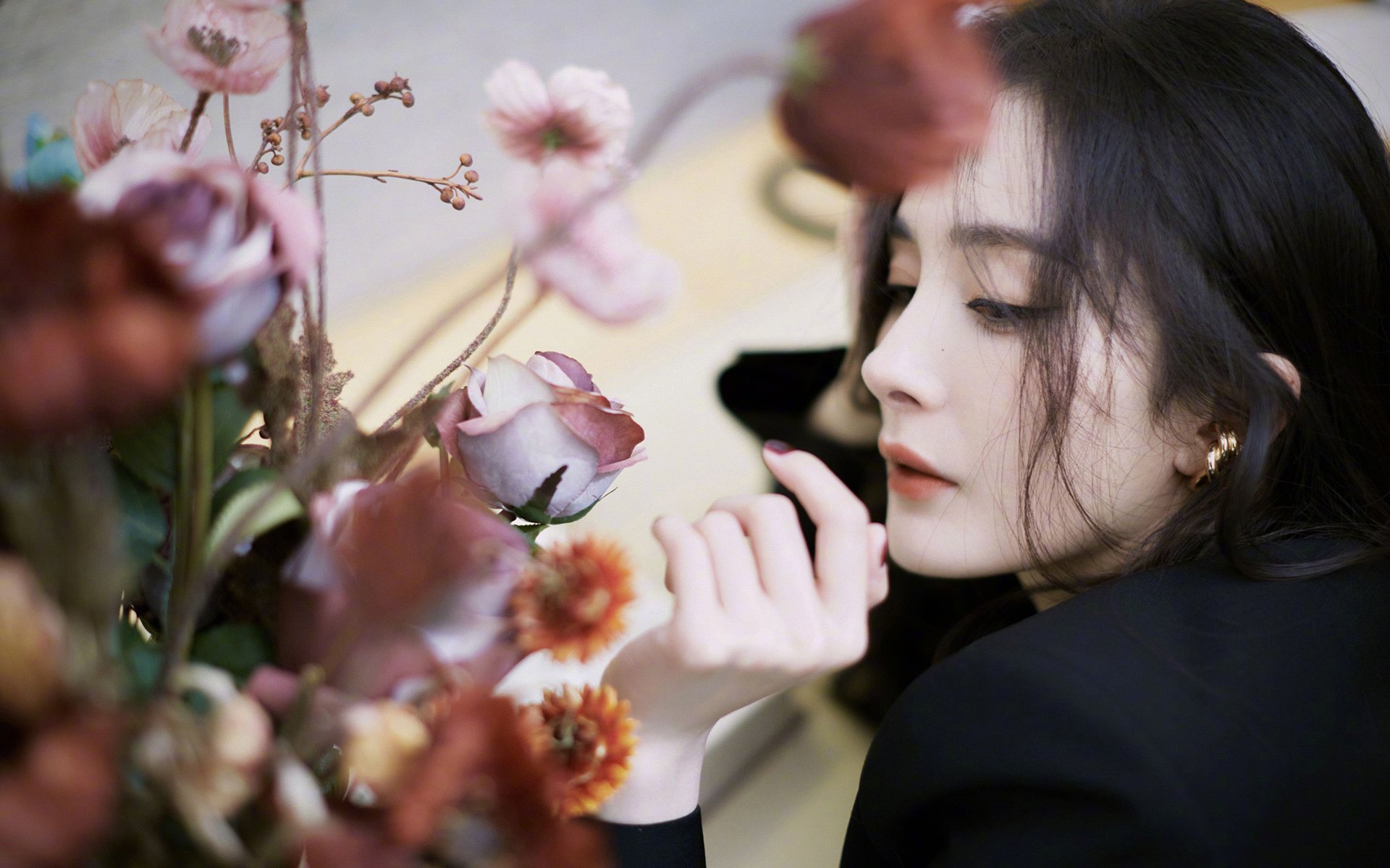暗夜里的微光,当加纳的青春风暴席卷巴雷拉的独角戏